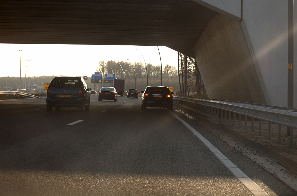 20081213-124103.jpg - Een onfortuinlijke bestuurder is tot stilstand gekomen op de vluchtstrookloze parallelbaan west en dan ook nog precies onder KW 9, het viaduct in de aansluiting Airport. Laten we hopen dat het goed is afgelopen.