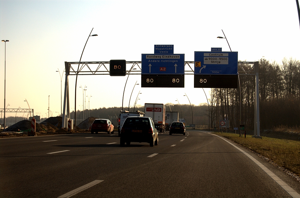 20081213-124149.jpg - Wees gerust, de fotograaf is niet de rijbaan opgestapt, maar heeft een zeldzaam geval van  drive-by shooting . Op de dag van openstelling van de vernieuwde aansluiting Strijp zijn de afkruizingen van de afritborden verwijderd.  week 200848 