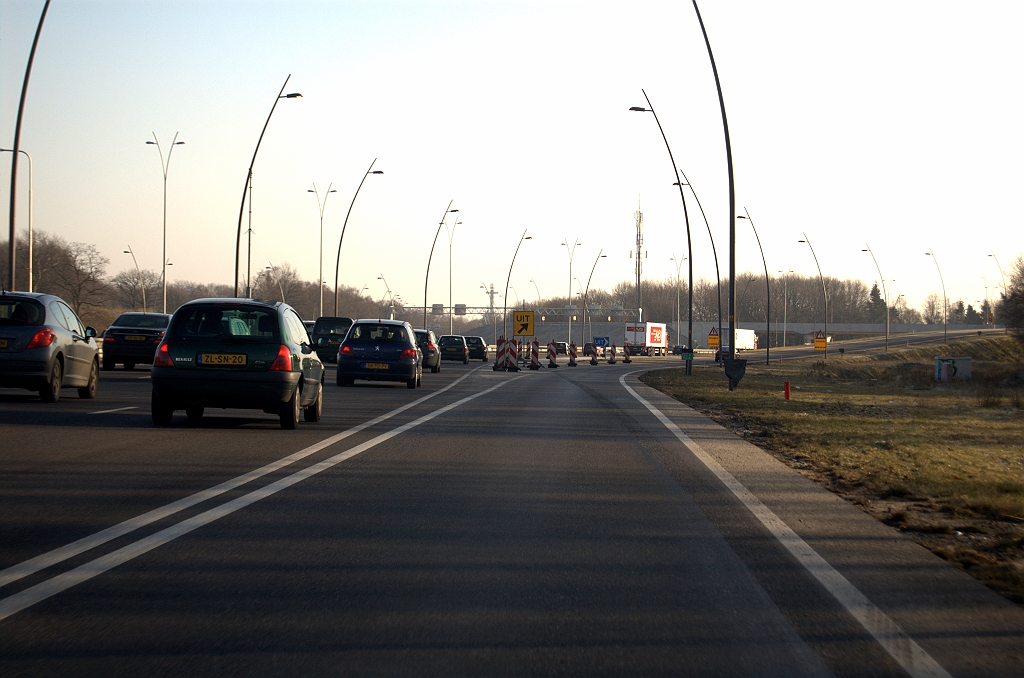 20081213-124241.jpg - Ietwat grillig vormgegeven en nog niet ingekleurd puntstuk zolang de eindsituatie met twee afvallende rijstroken niet is bereikt. Extra geel uit-bord past ook in deze fasering.