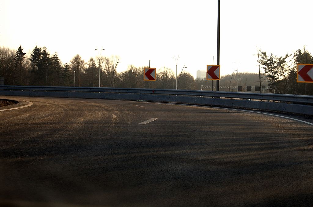 20081213-124313.jpg - De bestuurster van het vierwielig statief nam de Strijpse Chicane met 35 km/uur, en meldde geen problemen door de (naar het lijkt) verkeerd-om aangelegde verkanting. Midden in de bocht werd zij overigens ingehaald.