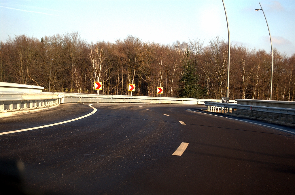 20081213-124324.jpg - Het zal zo'n 130 graden zijn, de eerste bocht gecombineerd met het gekromde viaduct. Vervolgens weer negentig graden naar rechts, de stad in (voor vervolg zie  het RW 63 album ).