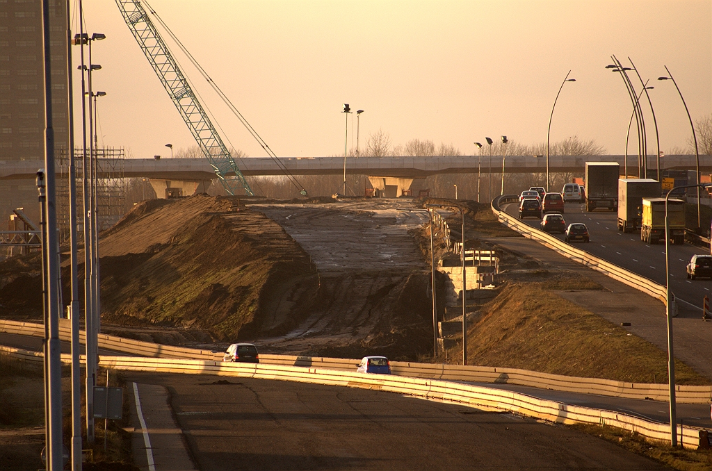 20081219-152733.jpg - Cunet ontgraven in het talud naar KW 23 waarop de A67 richting Antwerpen komt te liggen. Het talud kan nog niet volledig worden aangelegd, omdat de A67 fasering via KW 26 nog in de weg ligt. Geen probleem voorlopig, het A67 verkeer zal in eerste instantie vanaf de parallelbaan op het talud naar KW 22 aftakken richting KW 23.  week 200841 