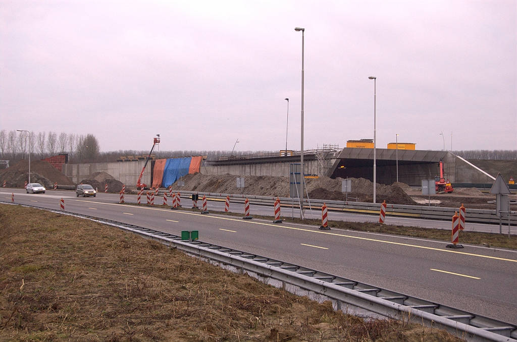 20081221-100041.jpg - Voortgang van die tweede mond in KW 5. Het zal een kopie worden van de parallelbaantunnel. De tunneltjes delen de middelste muur (zo te zien), zodat er maar 1 muur bijgebouwd hoeft te worden. De inspanningen voor het dak zijn hetzelfde (steigerwerk, bekisting, wapening, storten, sierplaten).