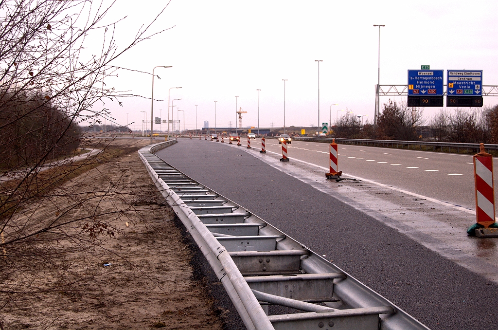 20081221-103430.jpg - Misschien toch voor faseringsdoeleinden, deze verbreding van de noordelijke A58 rijbaan tussen kp. Batadorp en het viaduct over de Ploegstraat. Aan de andere kant, het is wel deftig ZOAB.  week 200846 