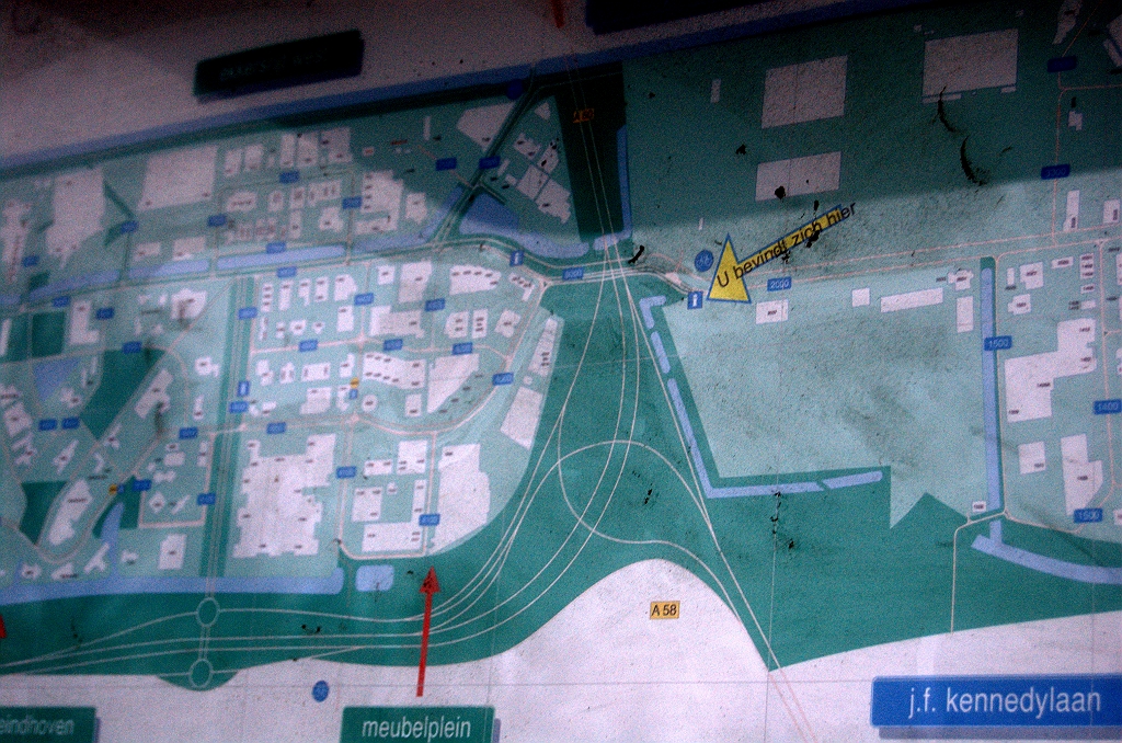 20081225-095241.jpg - Op de plattegrond op die informatiezuil is de toekomst al begonnen. Alleen het A58 schildje zal nog moeten worden overgeplakt (en met een rode kleur, graag!)