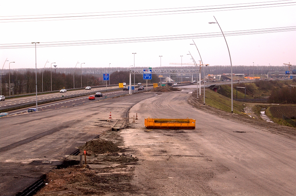 20081225-144112.jpg - Weer met de rijrichting meekijkend zien we het probleem met een fasering met KW 2 in verkeer. Het A2 verkeer zou dan het A58 verkeer moeten kruisen op weg naar de 270 gradenboog in kp. Batadorp. Bij de variant met zowel het A2- als A58 verkeer op de rechtse rijbaan zitten de A2 gebruikers al aan de goede kant.