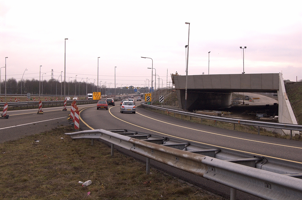 20081225-151837.jpg - Oostelijke tunnelmond KW 1. Links de A58 vanuit de richting Nijmegen. Rechts de A2 fasering vanuit de richting 's Hertogenbosch, die voor KW 1 langs "voortijdig" op de A58 uitkomt. Bij de aanstaande faseringen zou men de A58 onder KW 1 kunnen leiden, en de A2 over KW 1, zoals in een vorige foto. Het is ook voorstelbaar dat de samengevoegde A2/A58 onder KW 1 verplaatst wordt, het dak van KW 1 voorlopig vacant latend.  week 200846 