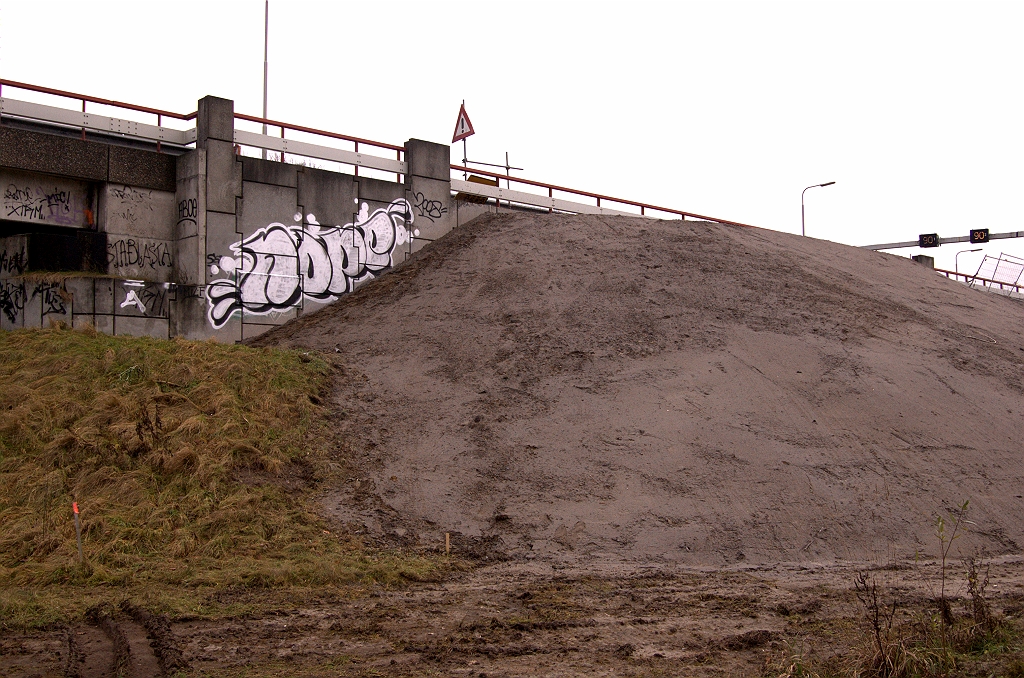 20081225-153158.jpg - De zandhoop heeft een gedeelte van de terre armee aan het oog onttrokken. Daar hoeft men niet perse rouwig om te zijn.