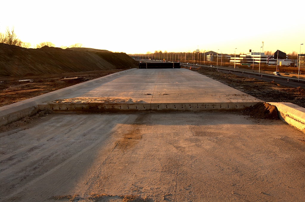 20081226-155418.jpg - Betonnen rijbaan op de afrit vanuit de richting Tilburg. Op de rotonde zelf ligt een asfalt onderlaag, maar het is voorstelbaar dat daar ook een betonnen rijdek op gestort wordt.