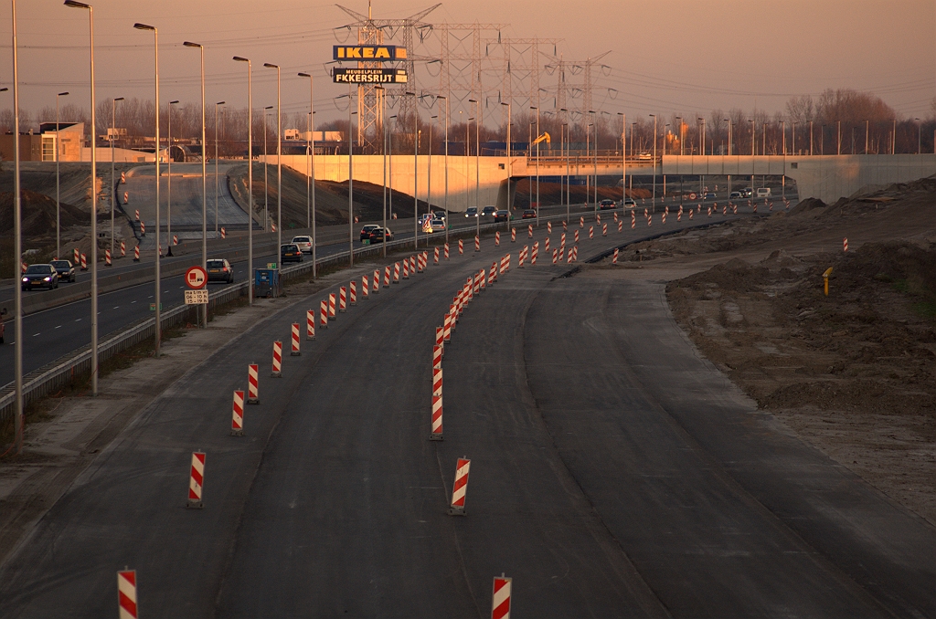 20081226-161329.jpg - Situatie viaduct Huizingalaan-KW 46. We krijgen hier wellicht eerst nog een 4+0 fasering van de A58 op de nieuwe rijbaan ter rechterzijde, zodat de ontbrekende zijbeplating tegen het viaduct gemonteerd kan worden, en om de toerit in de richting TIlburg (links) te kunnen aansluiten.  week 200847 