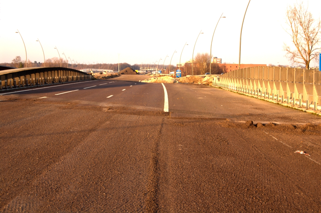 20081228-151935.jpg - De viaducten blijven gehandhaafd. Ze zijn immers nog maar een paar jaar oud en reeds voorbereid op 2x3 met vluchtstroken.