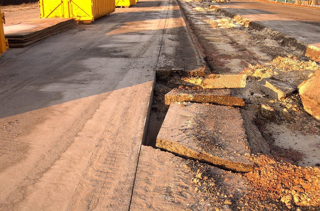 20081228-152802.jpg - Men zou verwachten dat het oude asfalt eenvoudigweg zou worden weggeschraapt en vervangen door nieuw. In plaats daarvan wordt er vooralsnog eerst een strook vanaf gezaagd.