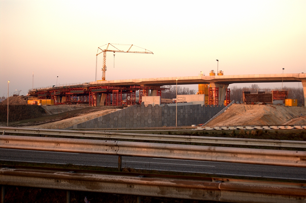 20081228-160941.jpg - Onduidelijke betonnen muurtjes op de landhoofden in KW 20, waar de A67 richting Antwerpen tussendoor moet gaan.  week 200843 