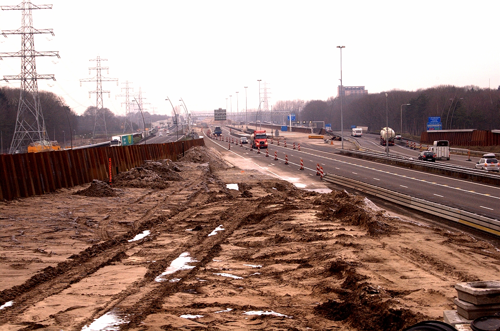 20090103-150317.jpg - De situatie bekeken vanaf de nieuwe A2 hoofdrijbaan in de richting Maastricht, waar hij de aanloop maakt naar KW 33 (achter de fotograaf). Het ziet er dus naar uit dat het A67 verkeer richting Venlo wordt overgezet op de rijbaan rechts ernaast. Zodoende onstaat ruimte om de nieuwe zuidelijke hoofdrijbaan tussen KW 31 en KW 33 aan te leggen, inclusief de uitvoeger naar het nieuwe A67 trace onder KW 33 door.