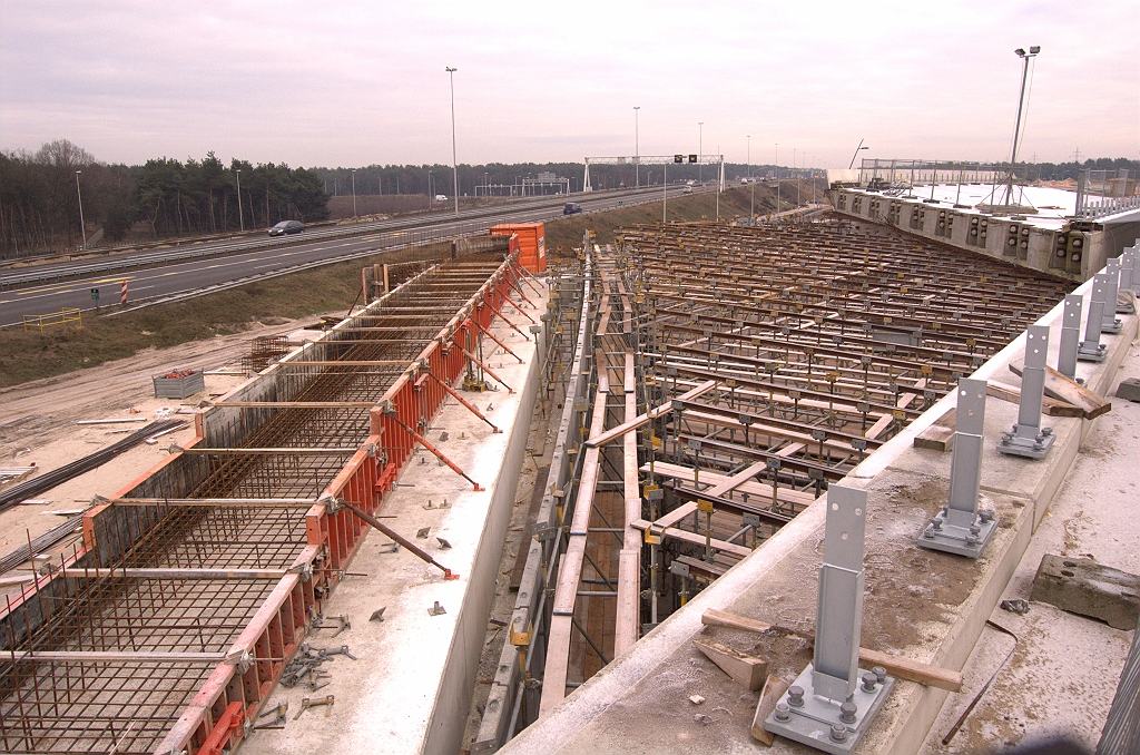 20090103-150943.jpg - In het noordelijk viaduct is het nog niet zover. Kopse kant van de terre armee laat de flauwe bocht zien die de A67 onder het kunstwerk gaat maken.  week 200844 