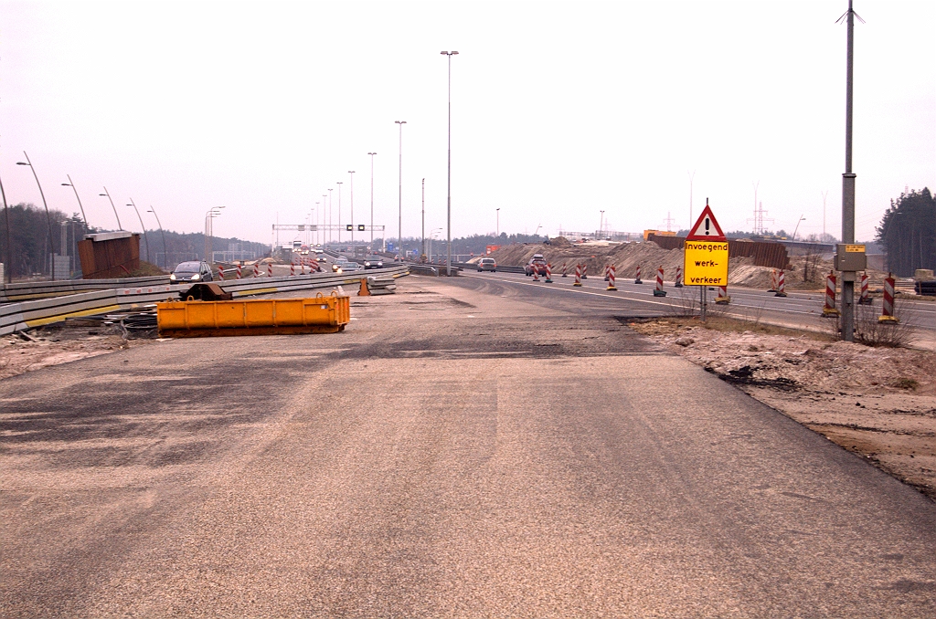 20090103-155154.jpg - Even ten oosten van KW 32 steekt de faseringsrijbaan weer terug over naar de oude A67 hoofdrijbaan in de richting Venlo.