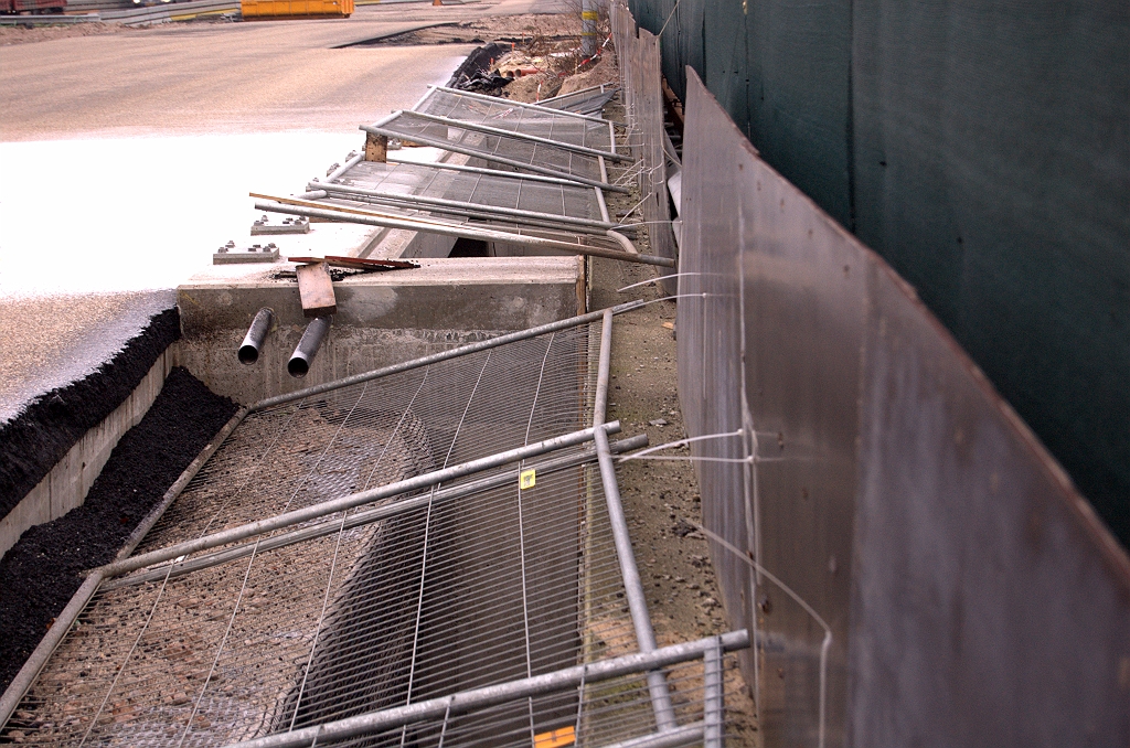 20090103-155341.jpg - Geen centimeter te verliezen hier. Het nieuwe noordelijke hoofdrijbaanviaduct in KW 32 staat strak tegen de oude zuidelijke.