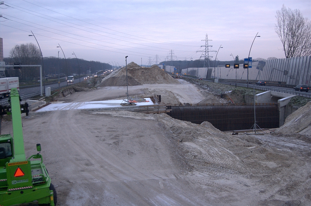 20090103-162140.jpg - Directe toegang tot het bouwterrein waar de fotograaf staat is nu geblokkeerd door de bekistingsconstructie aan de zuidkant in KW 29 (Gestelsestraat). Gelukkig is er een indirecte verbindingsweg gerealiseerd via het noordelijke hoofdrijbaanviaduct. Ook de fasering van bouwverkeerrijbanen is aldus efficient ingepland.  week 200849 