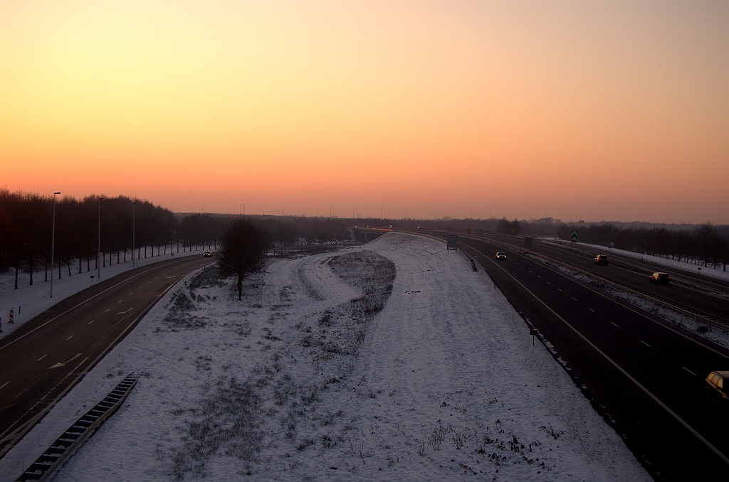 20090110-163335.jpg - Begin januari valt er een flink pak sneeuw op de Randweg Eindhoven, die dankzij een dagenlange vorstperiode goed blijft liggen. Een mooie gelegenheid voor een fotoreis om de stad. De gebruikelijke monologen blijven daarbij achterwege. We starten in het knooppunt Ekkersweijer en werken in kunstwerk-volgorde de randweg af. Daarna een sprong naar de werken in Ekkersrijt.