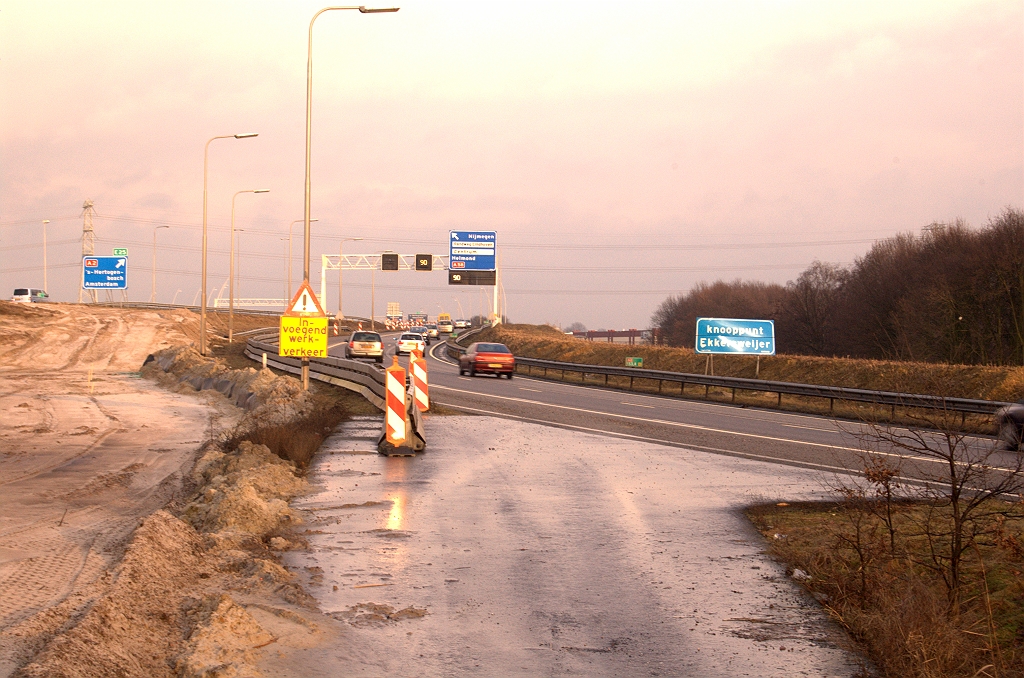 20090117-160327.jpg - Vanaf KW 4C naar het oosten moet het gaan aansluiten op de verbindingsweg Maastricht-Amsterdam in kp. Batadorp. Asfalt toeritje suggereert zo'n (faserings) aansluiting, maar heeft een sterk hellingspercentage en is wellicht slechts een bouwverkeervoorziening.