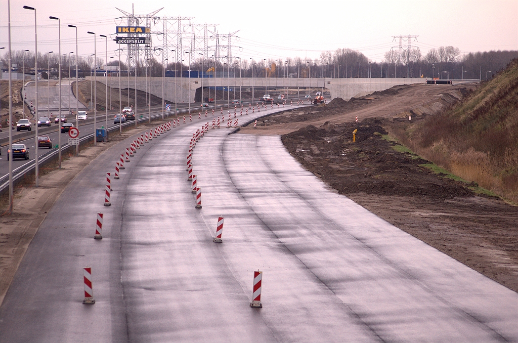 20090118-155242.jpg - Drie weken geleden waren we nog van mening dat er een 4+0 A58 fasering zou komen op het nieuwe asfalt ter rechterzijde, om de zijbeplating te kunnen aanbrengen op KW 46. Nee dus. Men heeft met rijstrookafzettingen en politiestops boven de in verkeer zijnde rijbaan het karwei geklaard.  week 200852 