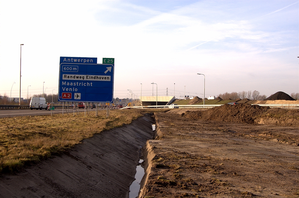 20090124-110926.jpg - Zo'n hoogteverschil is er niet bij de verwachtte verlegging van de noordelijke A58 rijbaan onder KW 1 door.