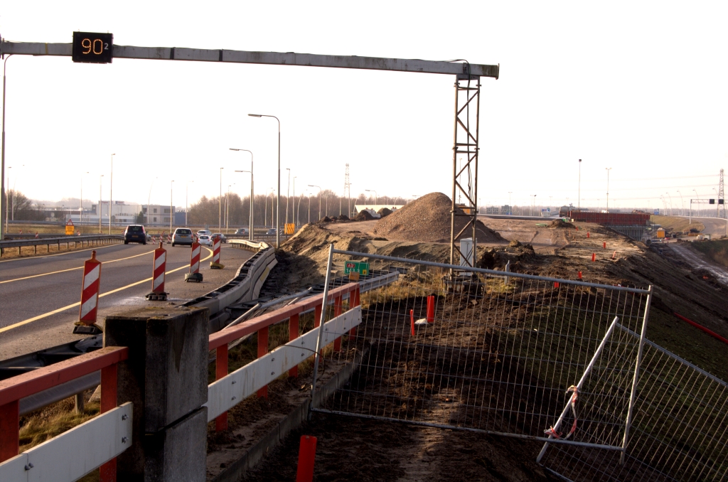 20090124-111512.jpg -  Door de hoogteverschillen tussen de bestaande en de nieuwe rijbanen kunnen deze niet, zoals gebruikelijk, in een nacht op elkaar worden aangesloten. Dat maakt een weekendafsluiting onvermijdelijk.  Dat schrijft nieuwsbrief 7 over (vermoedelijk) deze situatie waar de A2 vanuit de richting 's Hertogenbosch aankomt bij de projectgrens. In het afsluitweekend zou die dan worden aangesloten op het talud naar KW 1.  week 200852 