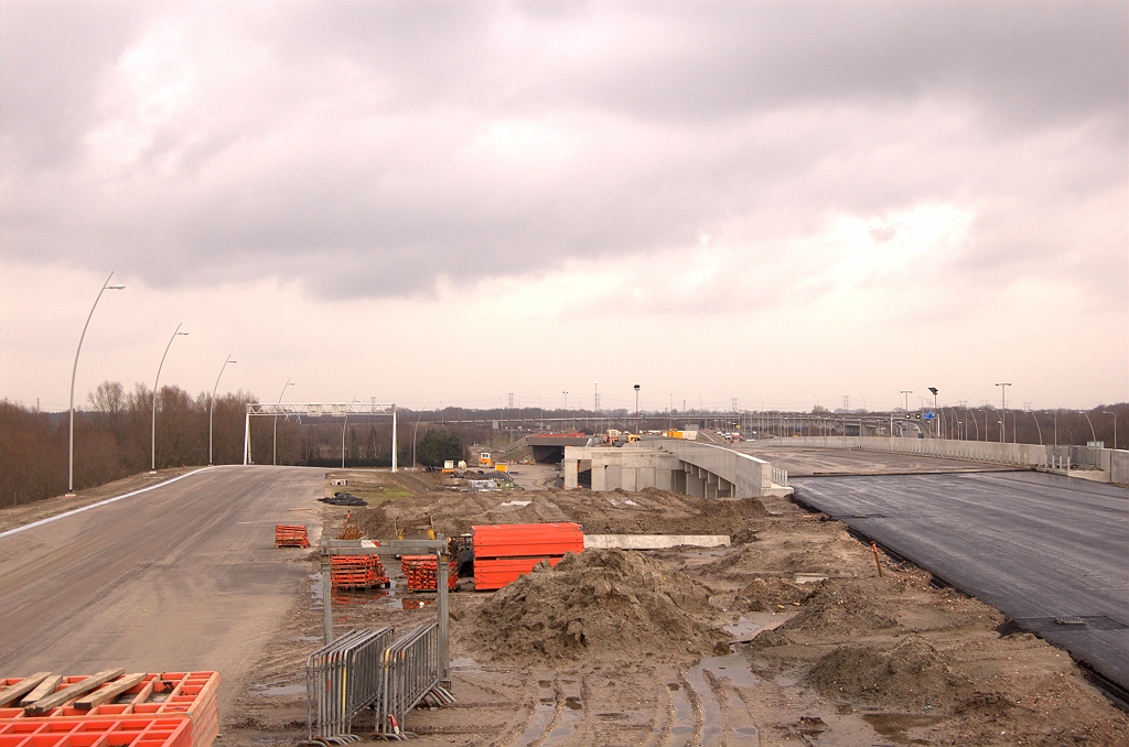 20090124-145022.jpg -  Maar na de weekendafsluiting rijdt het verkeer vanuit 's Hertogenbosch in zuidelijke richting over het nieuwe viaduct, waarbij het de verkeersstroom kruist uit de richting Ekkersrijt/Eindhoven , weer volgens de nieuwsbrief. Ok, dat kruisen gebeurt dus in ieder geval in KW 1 in de verte...