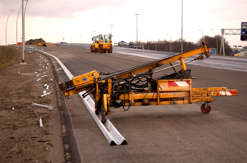 20090124-145458.jpg - Geleiderail langs het hele A50 trace tussen KW 1 en KW 3. Misschien vanwege het hoge talud, of een niet-botsveilige uitvoering van de in betonnen blokken gefundeerde lichtmasten.  week 200852 