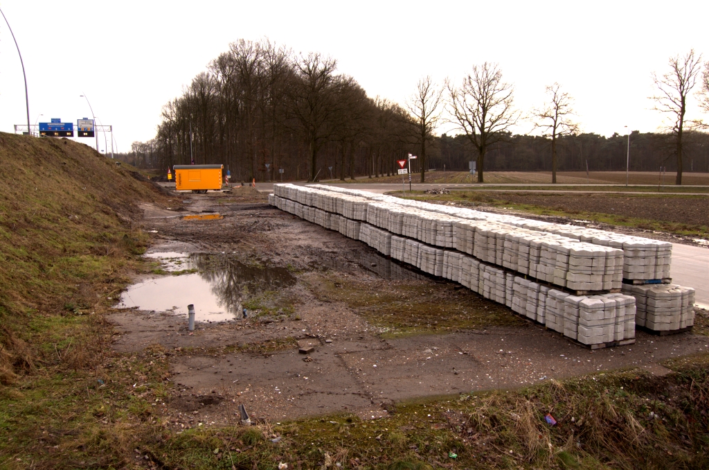 20090124-154228.jpg - De betonmannen zijn vertrokken en hebben hun schaftketen meegenomen. Een bescheiden mobiele keet is er voor in plaats gekomen om comfort te bieden aan de beoefenaars van een andere tak van sport...