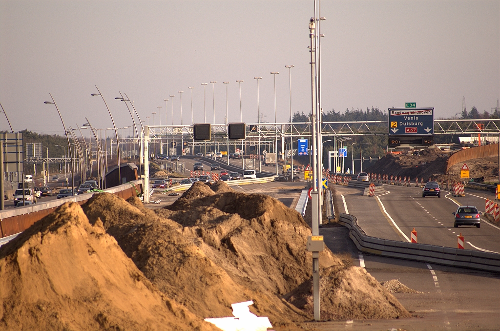 20090125-142827.jpg - Wat chaotisch overzicht van het wegvak aansluiting Waalre-kp. Leenderheide met de aanstaande fasering over de noordelijke hoofdrijbaan verscholen achter zandbergen.