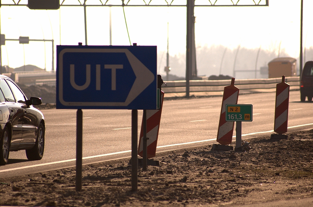 20090130-133128.jpg - Een voortijdig onthuld N2 bordje bij de afrit Veldhoven. Het A2 bordje staat verscholen achter het UIT bord. Er moet de waarde 159,0 op gestaan hebben.