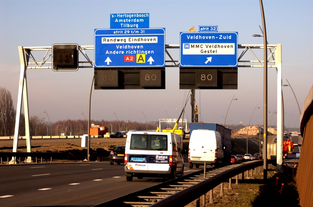 20090130-145517.jpg - A2 hectometerbordje heeft misschien ooit op dat paaltje gezeten dat nu solitair boven de geleiderail uitsteekt. De oude kilometerwaarde nabij de afrit Veldhoven-zuid weten we dus niet.