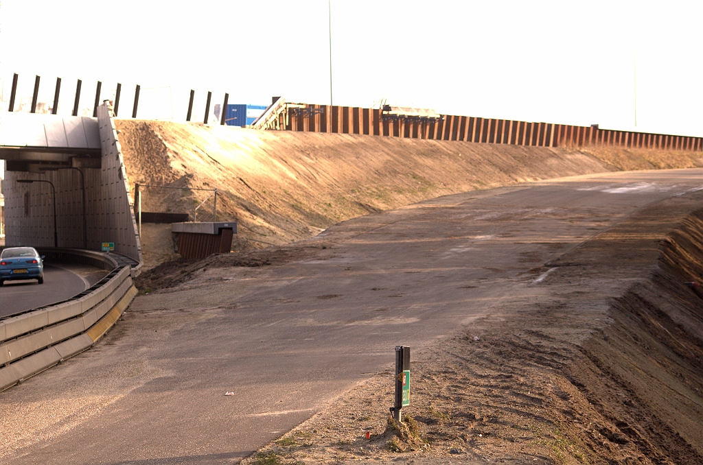 20090131-112732.jpg - Niet alle oude bordjes werden verwijderd. Dit A67 bordje is 90 graden gedraaid. Misschien draait men het weer terug als de tijdelijke bypass langs kp. Leenderheide in gebruik wordt genomen.