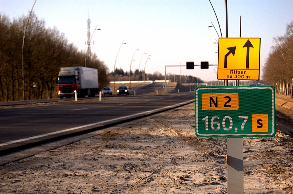 20090131-140359.jpg - Aan de andere kant van de Tilburgseweg het eerste N2 bordje in de toerit. De toevoeging "s":  directe verbindingsboog van HRL van het hoogste kruisende wegnummer naar het laagste kruisende wegnummer .