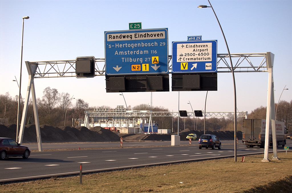 20090131-141747.jpg - En nog steeds is het onnodig lijden niet voorbij. Als (hopelijk) laatste marteling is het A2 schildje bruut overgepopnageld met een autoweg exemplaar.