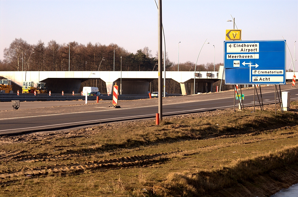 20090131-142818.jpg - Het bordje links blijft voorlopig bedekt. Het is het eerste en vooralsnog enigste bordje aan het nog open te stellen parallelbaantrace tussen de aansluiting Airport en kp. Batadorp. Op dat trace gaat de parallelbaan autosnelwegstatus krijgen, zodat het nog spannend wordt of er A2-n of N2-n op de bordjes komt. In een  persbericht  kondigt Rijkswaterstaat trouwens aan dat ook de parallelbanen in de rondweg 's Hertogenbosch, die over de gehele lengte een autosnelwegprofiel hebben, als N2 zullen worden genummerd.