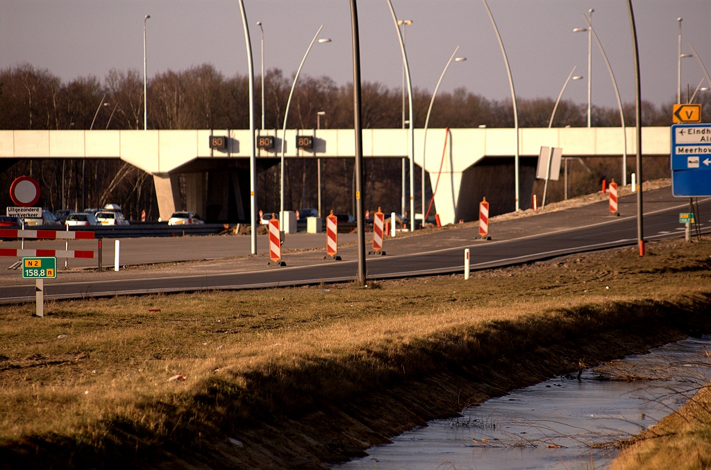 20090131-143136.jpg - Langs de afrit gaat het nog even door met de "n" toevoegsels. Pas bij het bewegwijzeringsbord gaat het over op de te verwachten "c". In de uiteindelijke situatie zal dus het divergentiepunt een paar honderd meter opschuiven.