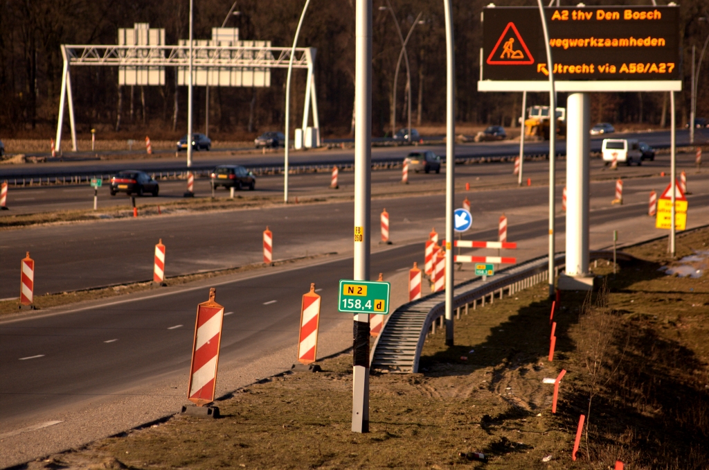 20090131-145226.jpg - Het nieuwe N2 bordje is provisorisch vastgezet. De toerit voegt te zijner tijd in op het autosnelweg gedeelte van de parallelbaan, zodat we toch mogen verwachten dat er hier een autosnelwegrijbaan wordt aangelegd met N-nummering.