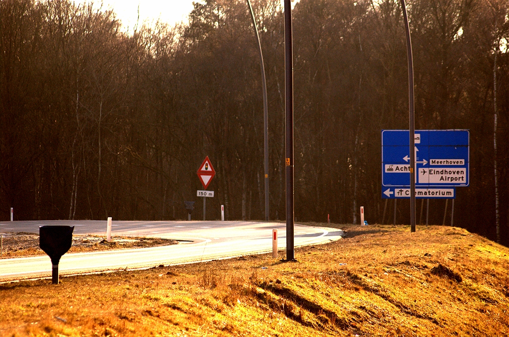 20090131-152821.jpg - Verderop in de afrit Airport zijn de N2 bordjes nog bedekt gebleven.