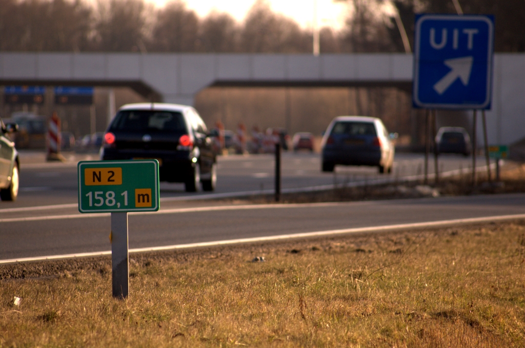 20090131-153126.jpg - Afrit Airport aan de N2. Het autosnelweg-model UIT bord staat er nog steeds. In de meeste aansluitingen is daar het kleinere autoweg-model voor in de plaats gekomen.