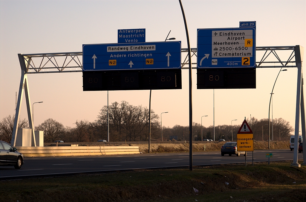 20090131-155722.jpg - Het eerste portaalbord op weg naar de afrit Airport. Het kent een gefaseerde onthullingsgeschiedenis.  mixed A2/N2 versie  A2 versie 