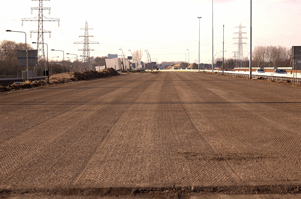 20090201-142110.jpg - Rechts de sinds enkele dagen voor fotodatum opengestelde nieuwe A67 fasering voor het verkeer vanaf de aansluiting Waalre in de richting Venlo, spookrijdend over de nieuwe noordelijke hoofdrijbaan. Op de openingsdag van de N2 heeft dat nieuwe wegvak nog geen hectometerbordjes. Links is nog net een bestaand A67 paaltje te zien langs de oude rijbaan.