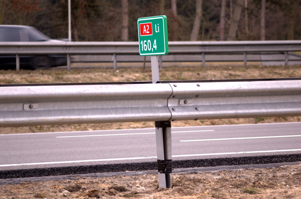 20090201-162803.jpg - Maar bij het volgende bordje is het weer een bermmodel dat met tape aan een geleiderail-steun is bevestigd. Niet op de foto: de overgang van A2 naar N2 bordjes als het weer terugslingert van nieuwe hoofdrijbaan naar parallelbaan tussen de aansluitingen Centrum en Airport.