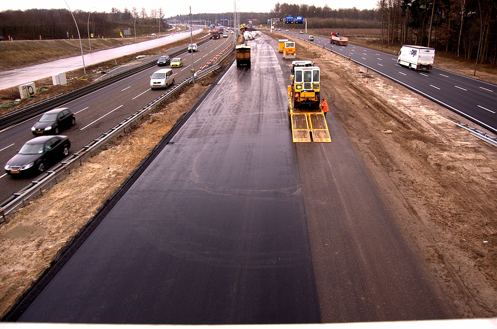 20090202-153025.jpg - We zijn niet elke dag wezen kijken op KW 9 (aansluiting Airport), maar het lijkt er toch sterk op dat een aantal asfaltlagen van de oude hoofdrijbaan wordt hergebruikt. Van de vluchtstrook lijkt zelfs alleen het ZOAB te zijn afgeschraapt.  week 200850 