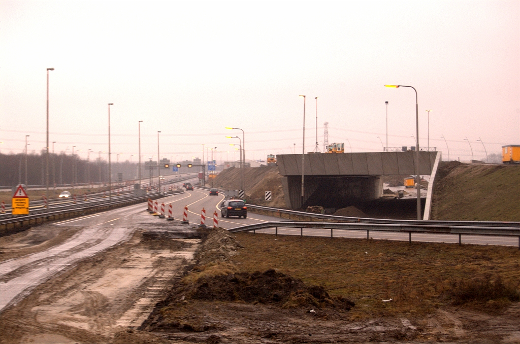 20090207-102741.jpg - Voor die verlegging ligt de A2 fasering vanuit de richting 's Hertogenbosch nog in de weg. Een veelheid van nachtelijke afsluitingen en zelfs een heel afsluitweekend zijn gepland om de A58 en A2 aan de oostzijde van KW 1 te herpositioneren voor respectievelijk onderdoorgang en overheengang van KW 1.