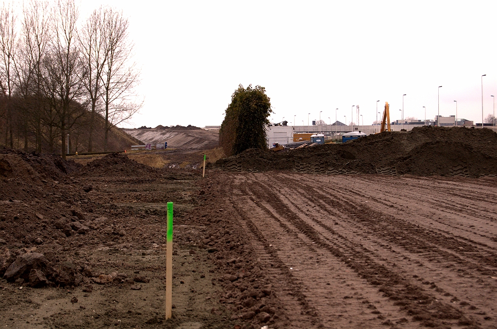 20090208-131231.jpg - Bestaand geluidsschermpje bij de fietstunnel lijkt op het trace van de verbindingsweg Ekkersrijt-Woensel te staan.