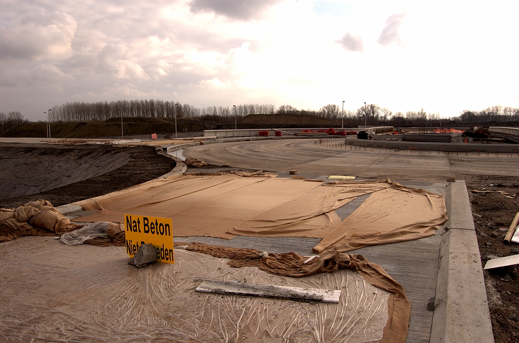 20090208-135556.jpg - Voor het afdekken van pas gestort beton gebruikt men niet alleen folie maar daaronder ook juten kleden.