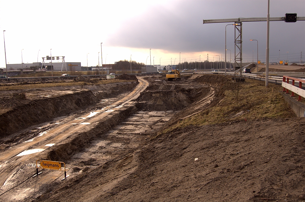 20090208-142017.jpg - Bouwterrein tussen de te verleggen A58 (links) en A2. Rechts nog net zichtbaar het van puinfundering voorziene talud voor de het nieuwe A2 trace over KW1 heen.