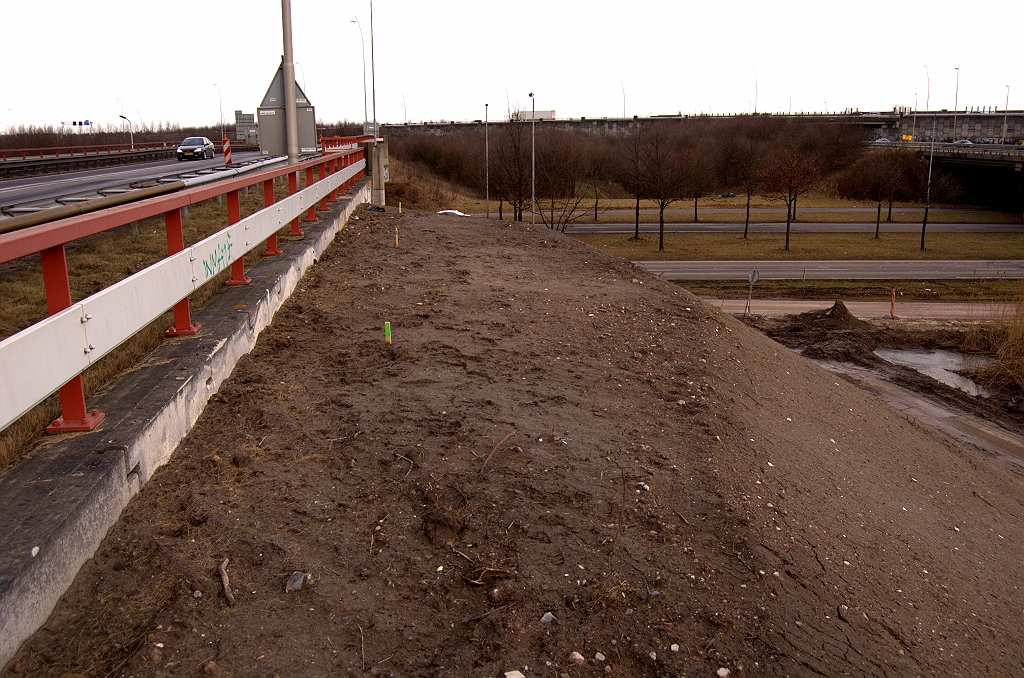 20090208-142210.jpg - De zandlichamen die als "oren" zijn aangelegd tegen het landhoofd van het viaduct in de A2 over de Boschdijk zijn voorzien van piketpaaltjes.  week 200852 